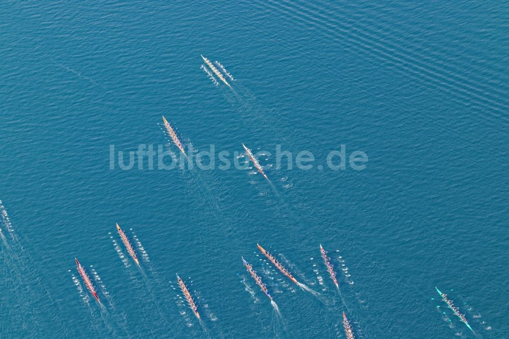 Starnberg von oben - Ruderboote beim Massenstart zur Ruder- Regatta Roseninsel-8er auf dem Starnberger See vor Starnberg im Bundesland Bayern