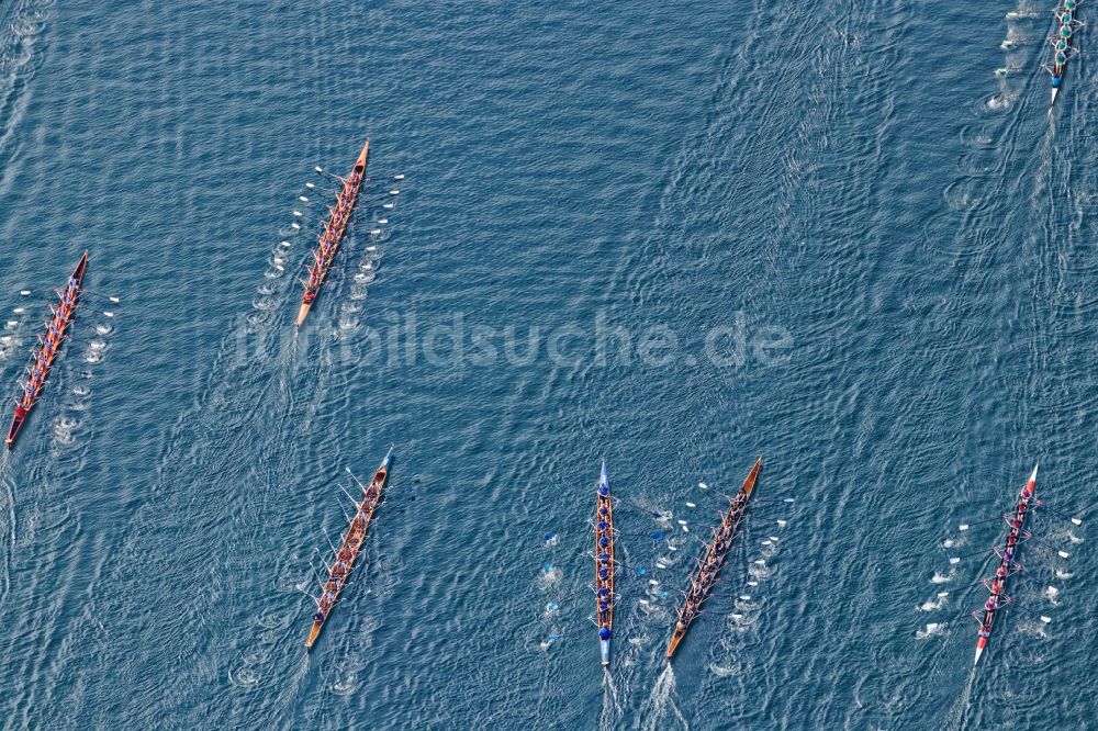 Luftaufnahme Starnberg - Ruderboote beim Massenstart zur Ruder- Regatta Roseninsel-8er auf dem Starnberger See vor Starnberg im Bundesland Bayern