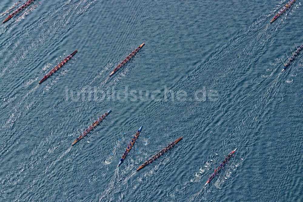 Starnberg aus der Vogelperspektive: Ruderboote beim Massenstart zur Ruder- Regatta Roseninsel-8er auf dem Starnberger See vor Starnberg im Bundesland Bayern