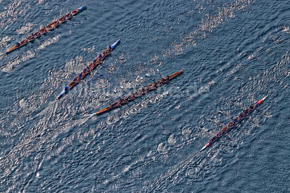 Luftbild Starnberg - Ruderboote beim Massenstart zur Ruder- Regatta Roseninsel-8er auf dem Starnberger See vor Starnberg im Bundesland Bayern