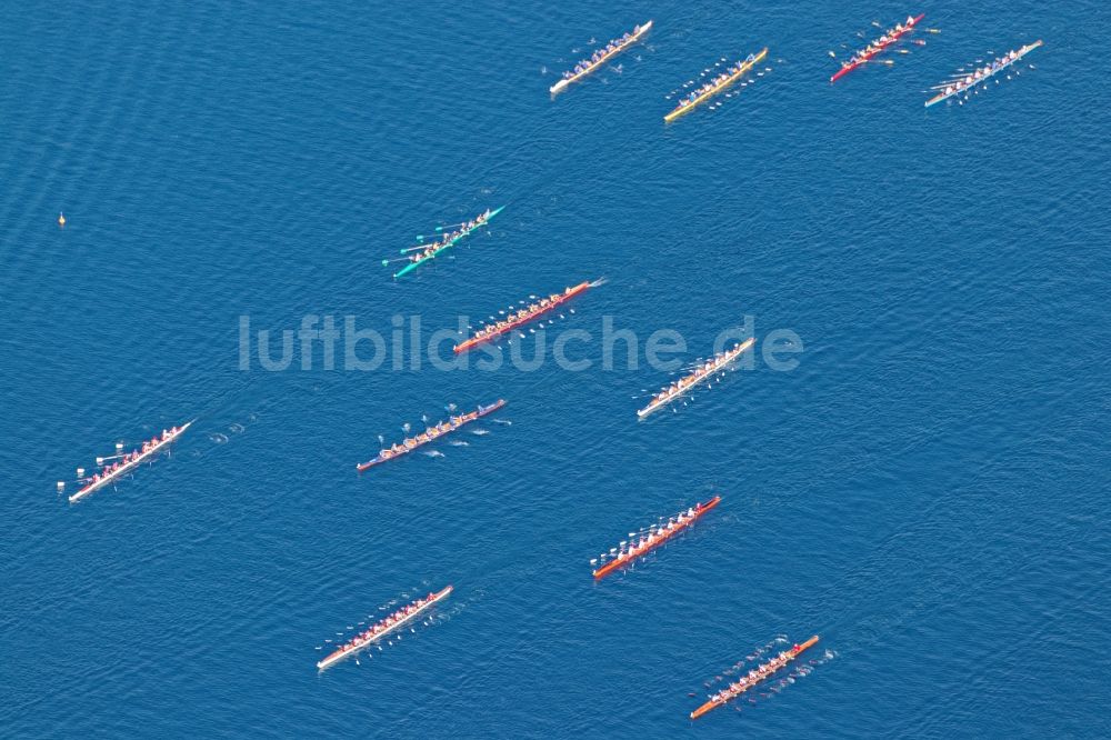 Starnberg von oben - Ruderboote beim Massenstart zur Ruder- Regatta Roseninsel-8er auf dem Starnberger See vor Starnberg im Bundesland Bayern