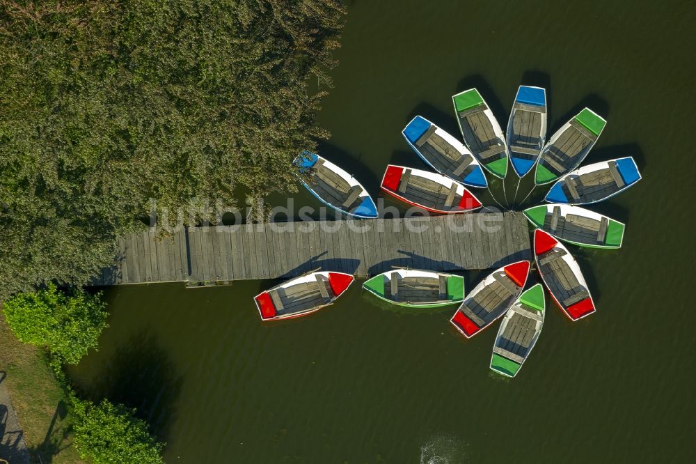 Luftaufnahme Wegberg Tüschenbroich - Ruderboote am Bootssteg beim Schloss Tüschenbroich mit Schlosspark in Wegberg im Bundesland Nordrhein-Westfalen