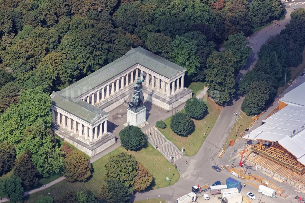 Luftaufnahme München - Ruhmeshalle und Bronzestatue Bavaria in München Schwanthalerhöhe im Bundesland Bayern