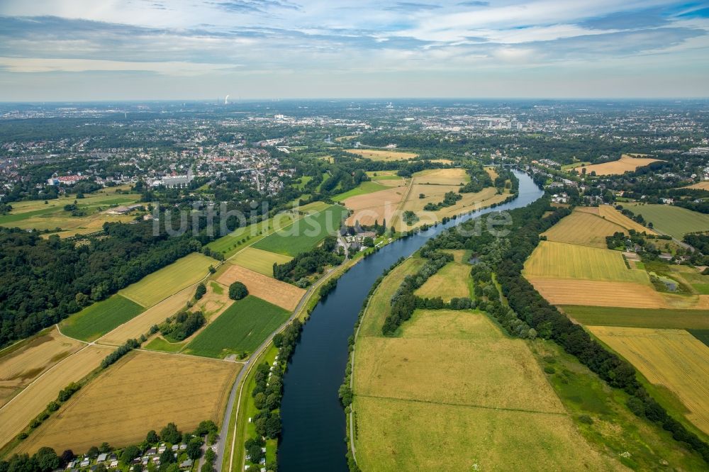 Mülheim an der Ruhr aus der Vogelperspektive: Ruhrauen- Uferbereiche am Flußverlauf der Ruhr in Mülheim an der Ruhr im Bundesland Nordrhein-Westfalen