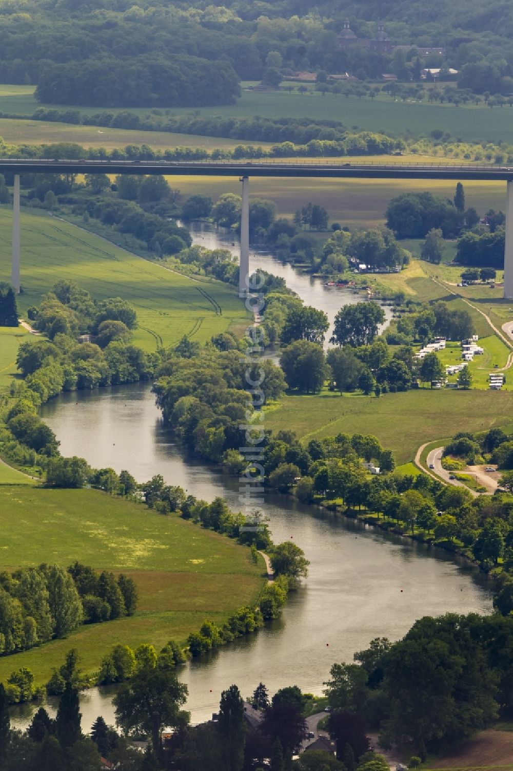 Luftbild Mülheim an der Ruhr - Ruhrmäander an der Autobahnbrücke - Ruhrtalbrücke (auch Mintarder Brücke genannt) der Bundesautobahn BAB A52 bei Mülheim an der Ruhr im Bundesland Nordrhein-Westfalen