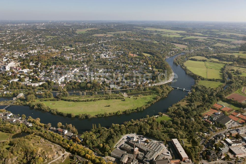 Mülheim an der Ruhr von oben - Ruhrpromenade zwischen Innenstadt und Saarn in Mülheim an der Ruhr im Bundesland Nordrhein-Westfalen