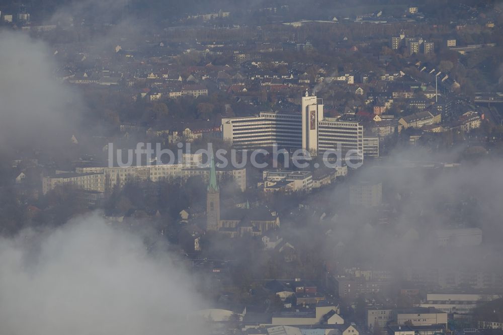 Essen aus der Vogelperspektive: Ruhrturm ( auch Ruhrgasturm ) verhangen von Nebel- Schwaden und Herbst Wetter Wolken im Bundesland Nordrhein-Westfalen