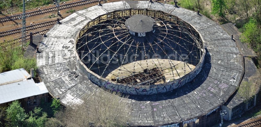 Luftbild Berlin - Ruine des alten Rundschuppens auf dem Rangierbahnhof Berlin - Rummelsburg