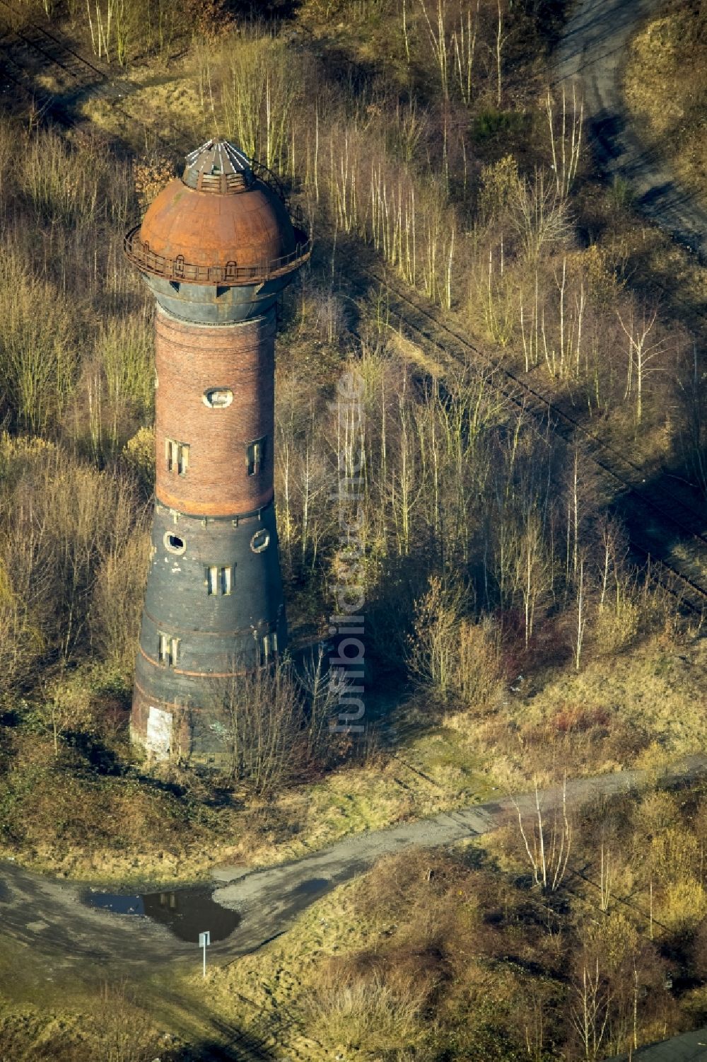 Luftaufnahme Duisburg - Ruine eines alten Wasserturmes auf dem Gelände des ehemaligen Bahnbetriebswerkes in Duisburg im Bundesland Nordrhein-Westfalen