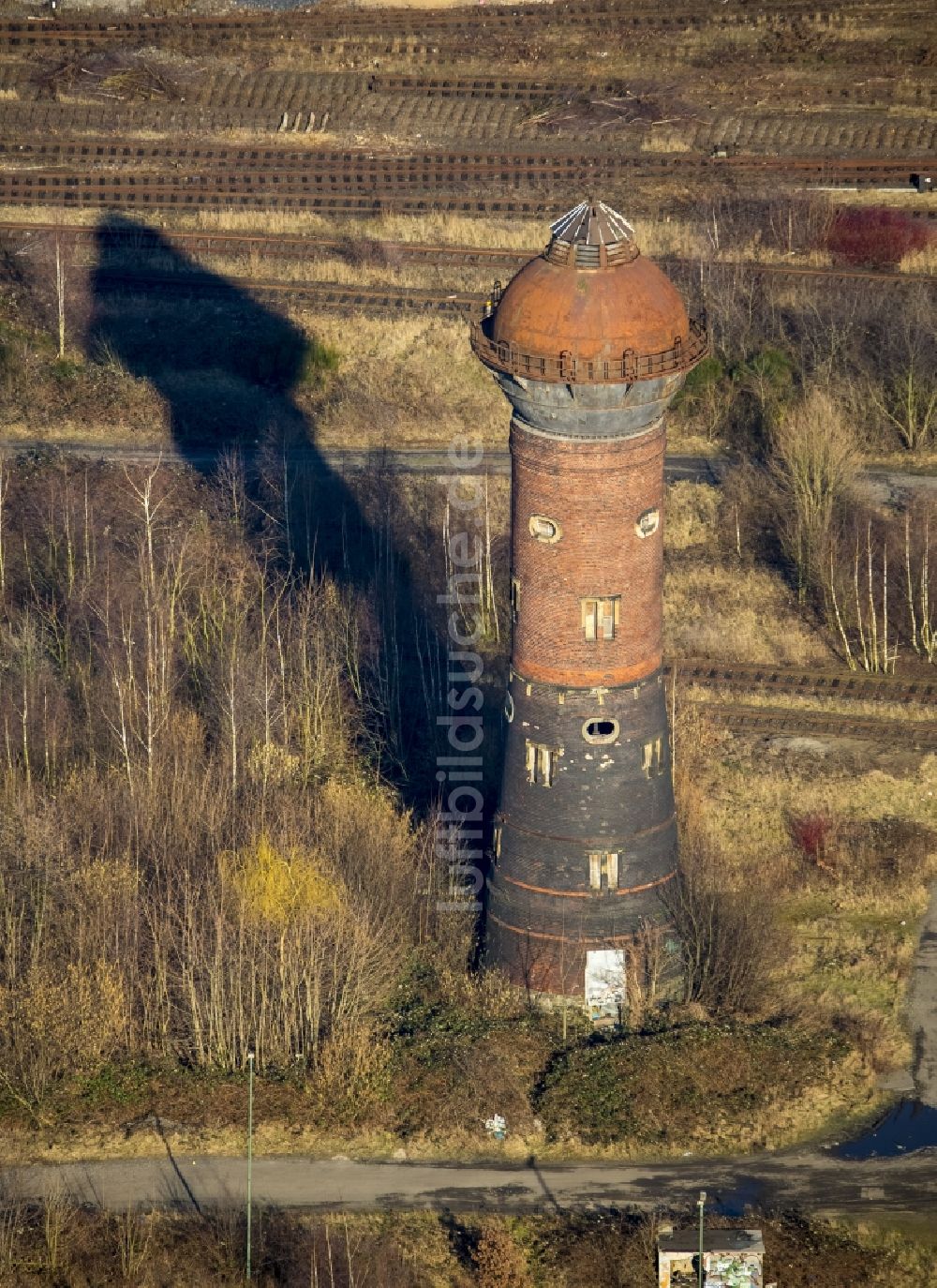 Duisburg von oben - Ruine eines alten Wasserturmes auf dem Gelände des ehemaligen Bahnbetriebswerkes in Duisburg im Bundesland Nordrhein-Westfalen