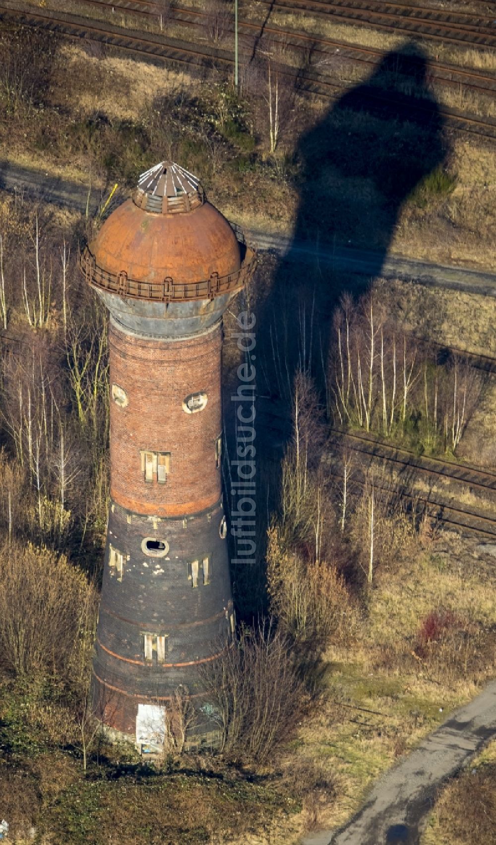 Duisburg aus der Vogelperspektive: Ruine eines alten Wasserturmes auf dem Gelände des ehemaligen Bahnbetriebswerkes in Duisburg im Bundesland Nordrhein-Westfalen