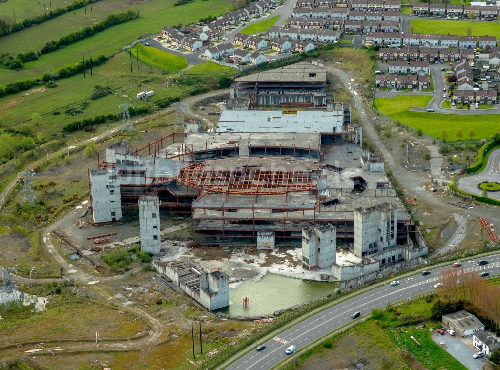 Garryowen von oben - Ruine des Büro- und Geschäftshausneubau- Vorhabens an der R445 in Garryowen in Limerick, Irland