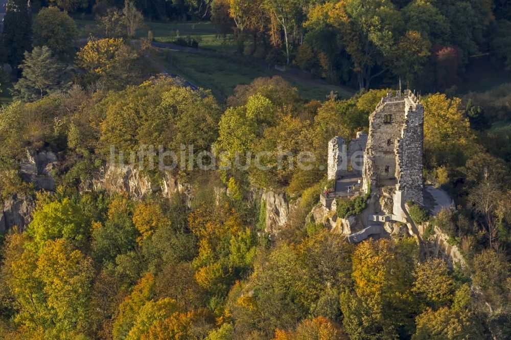 Luftbild Königswinter - Ruine der Burg Drachenfels im herbstlich gefärbten Wald am Rheinufer in Königswinter im Bundesland Nordrhein-Westfalen