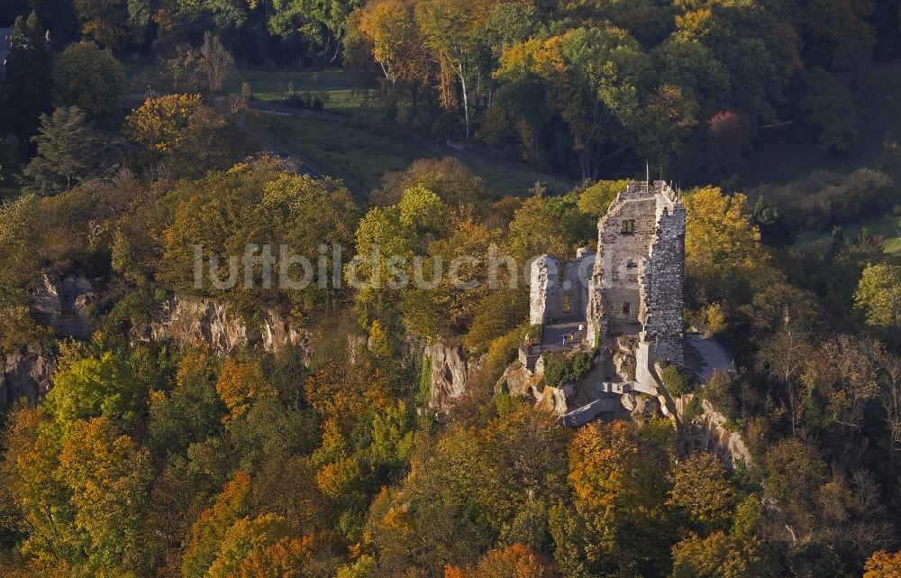 Luftaufnahme Königswinter - Ruine der Burg Drachenfels im herbstlich gefärbten Wald am Rheinufer in Königswinter im Bundesland Nordrhein-Westfalen