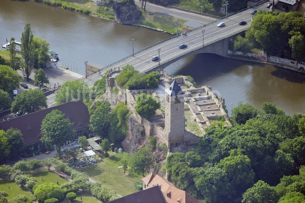 Halle aus der Vogelperspektive: Ruine der Burg Giebichenstein am Ufer der Saale in Halle (Saale) an der Strasse der Romanik