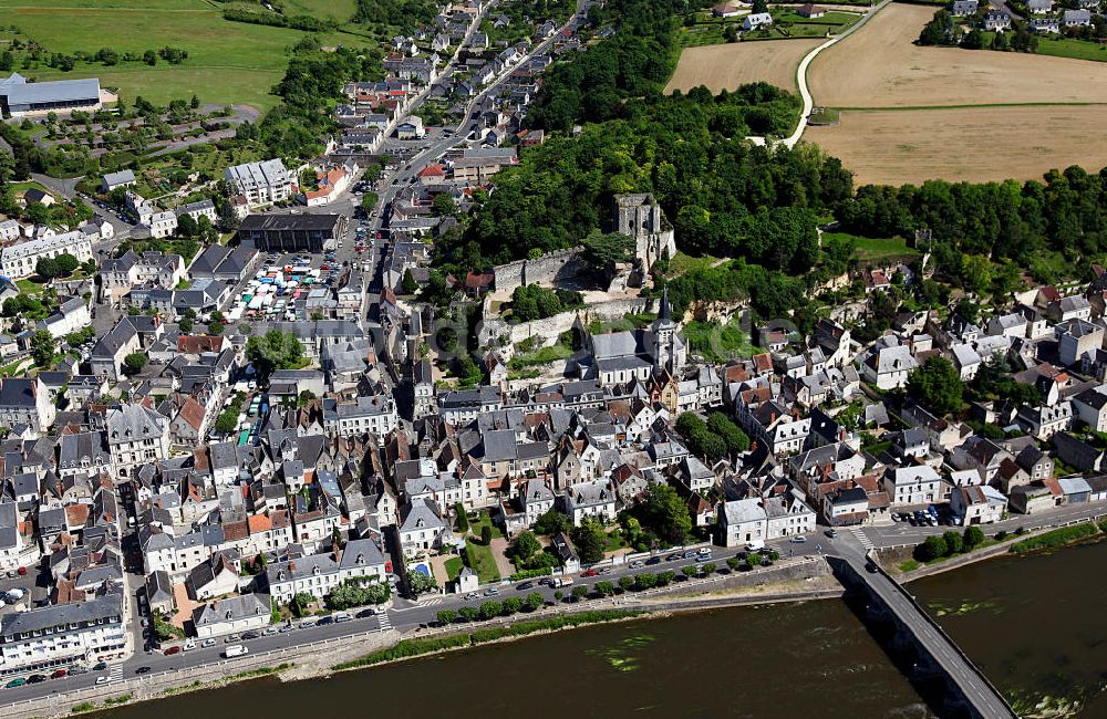 Luftbild Montrichard - Ruine der Burg Montrichard im Zentrum der Stadt Montrichard