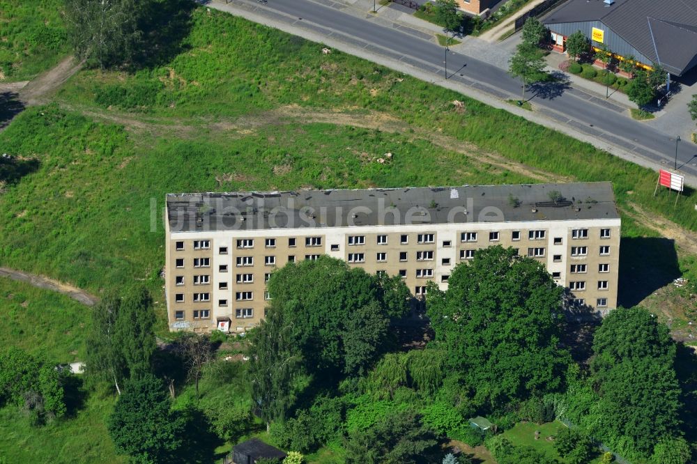 Bernau aus der Vogelperspektive: Ruine von DDR- Plattenbau- Mehrfamilien- Wohnhäusern an der Schönower Chaussee im Stadtzentrum von Bernau im Bundesland Brandenburg