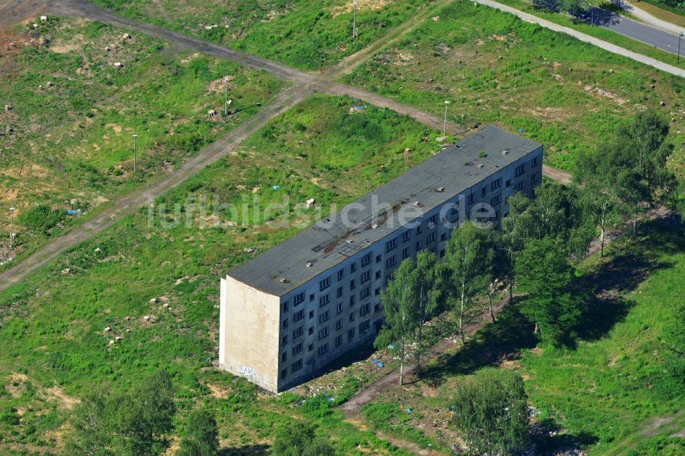 Luftbild Bernau - Ruine von DDR- Plattenbau- Mehrfamilien- Wohnhäusern an der Schönower Chaussee im Stadtzentrum von Bernau im Bundesland Brandenburg