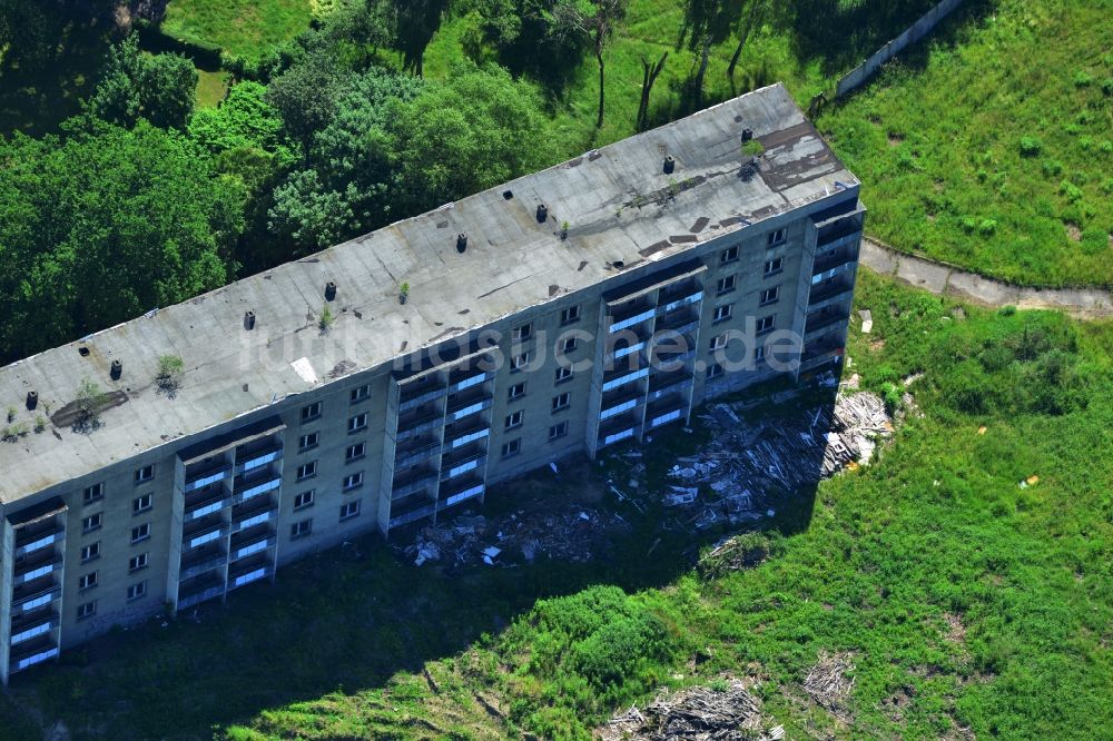 Bernau von oben - Ruine von DDR- Plattenbau- Mehrfamilien- Wohnhäusern an der Schönower Chaussee im Stadtzentrum von Bernau im Bundesland Brandenburg