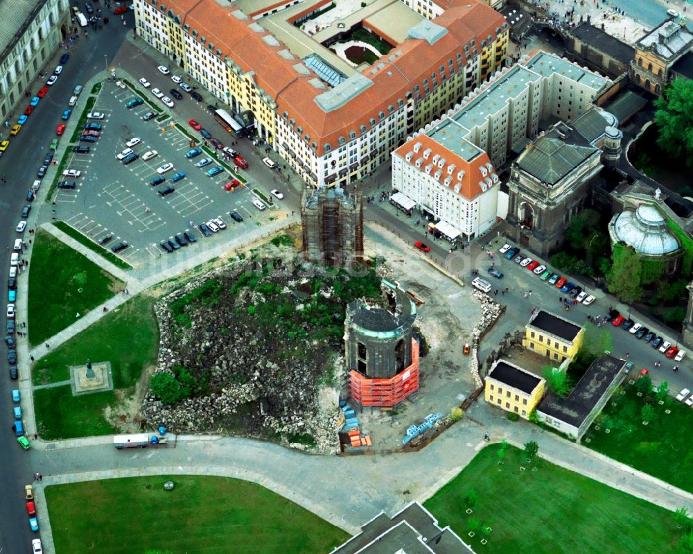 Luftaufnahme Dresden - Ruine der Dresdner Frauenkirche auf dem Neumarkt in der Altstadt von Dresden