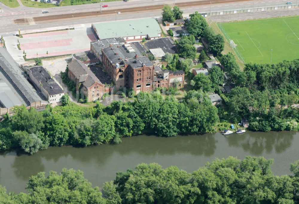 Halle / Saale von oben - Ruine der ehemalige Meisterbräu-Brauerei im Böllberger Weg am Saaleufer in Halle / Saale