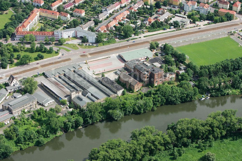 Halle / Saale aus der Vogelperspektive: Ruine der ehemalige Meisterbräu-Brauerei im Böllberger Weg am Saaleufer in Halle / Saale