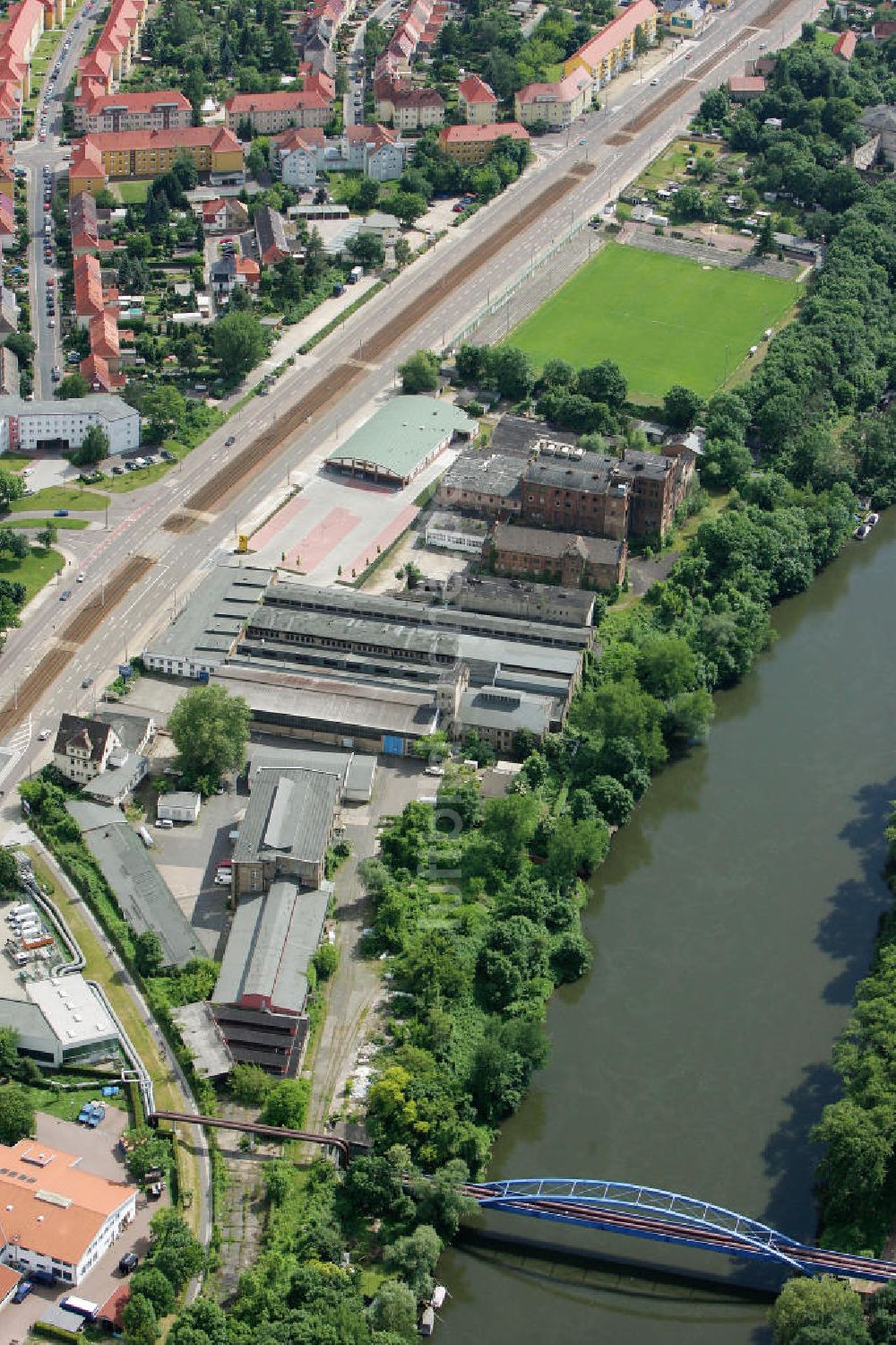 Luftbild Halle / Saale - Ruine der ehemalige Meisterbräu-Brauerei im Böllberger Weg am Saaleufer in Halle / Saale