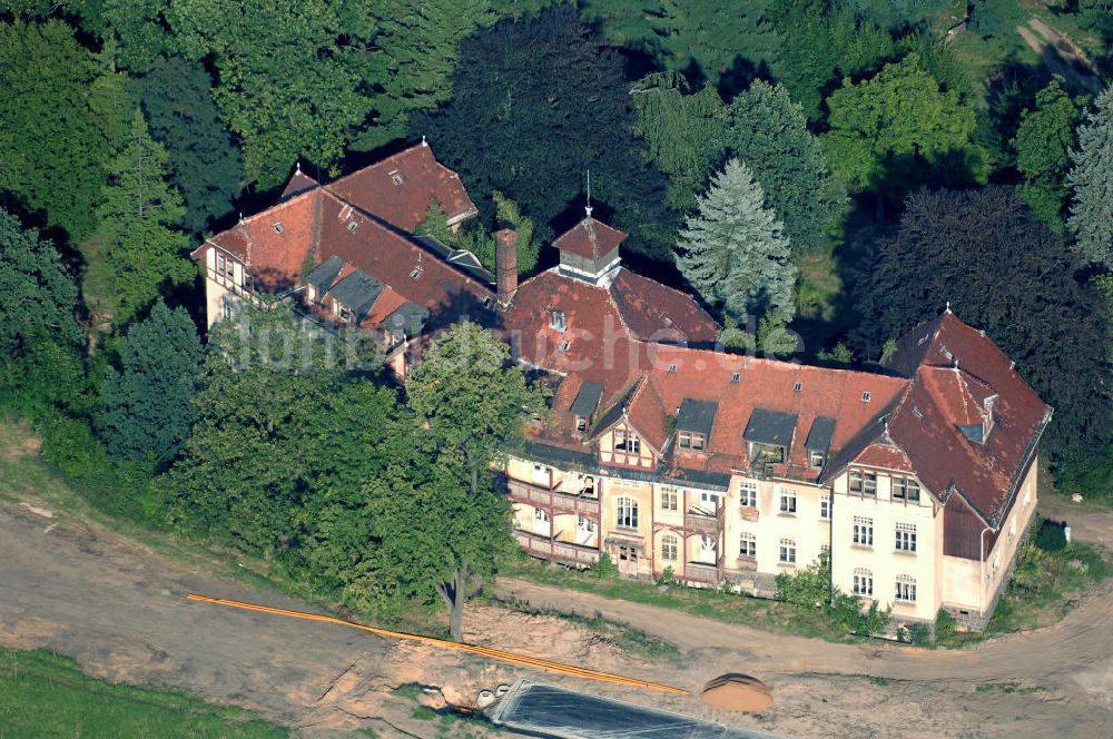 FREITAL aus der Vogelperspektive: Ruine des ehemaligen Alters- und Pflegeheimes im Ortsteil Saalhausen der Stadt Freital