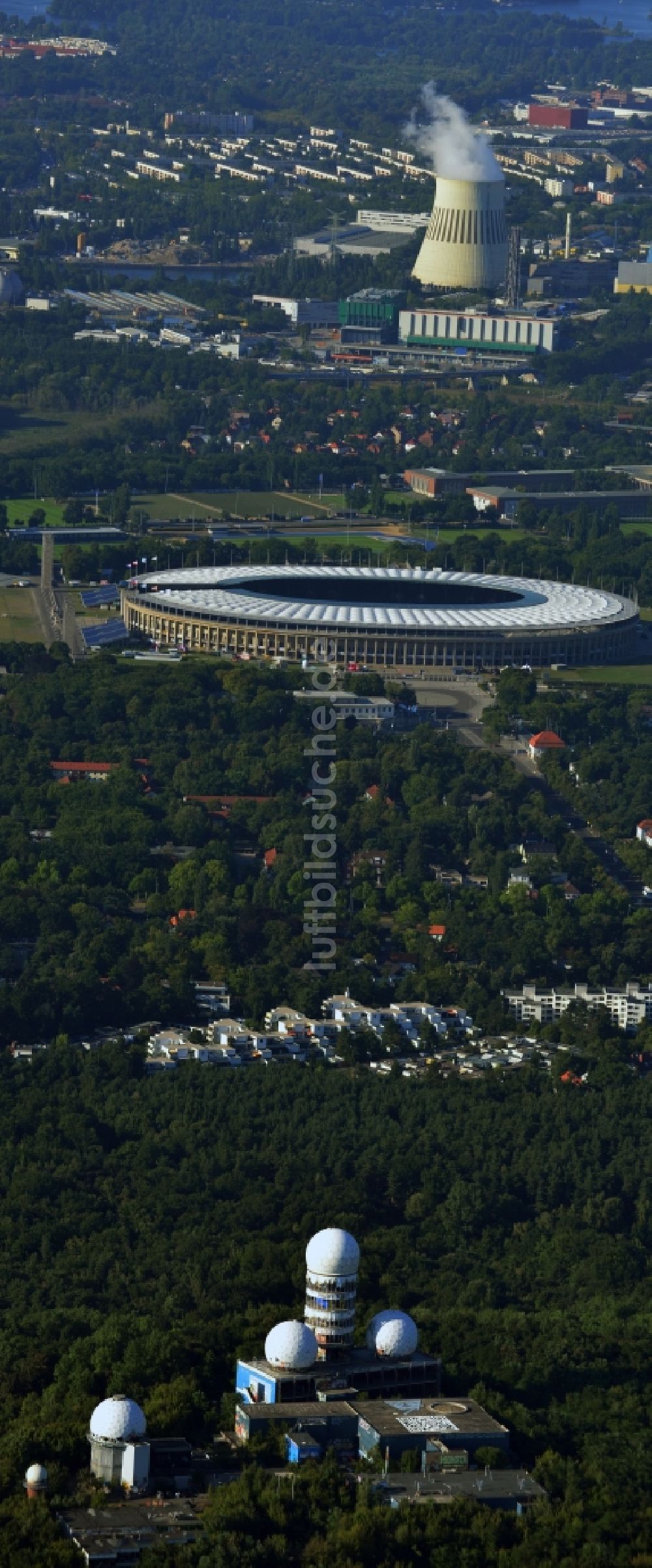 Luftaufnahme Berlin - Ruine der ehemaligen amerikanischen Militär- Abhör- und Radaranlage auf dem Teufelsberg in Berlin - Charlottenburg