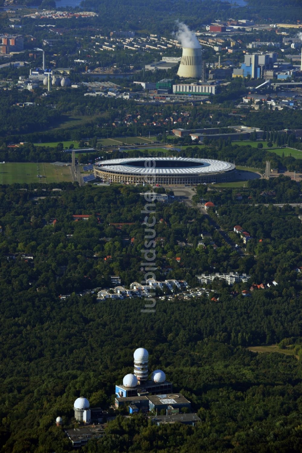 Berlin von oben - Ruine der ehemaligen amerikanischen Militär- Abhör- und Radaranlage auf dem Teufelsberg in Berlin - Charlottenburg