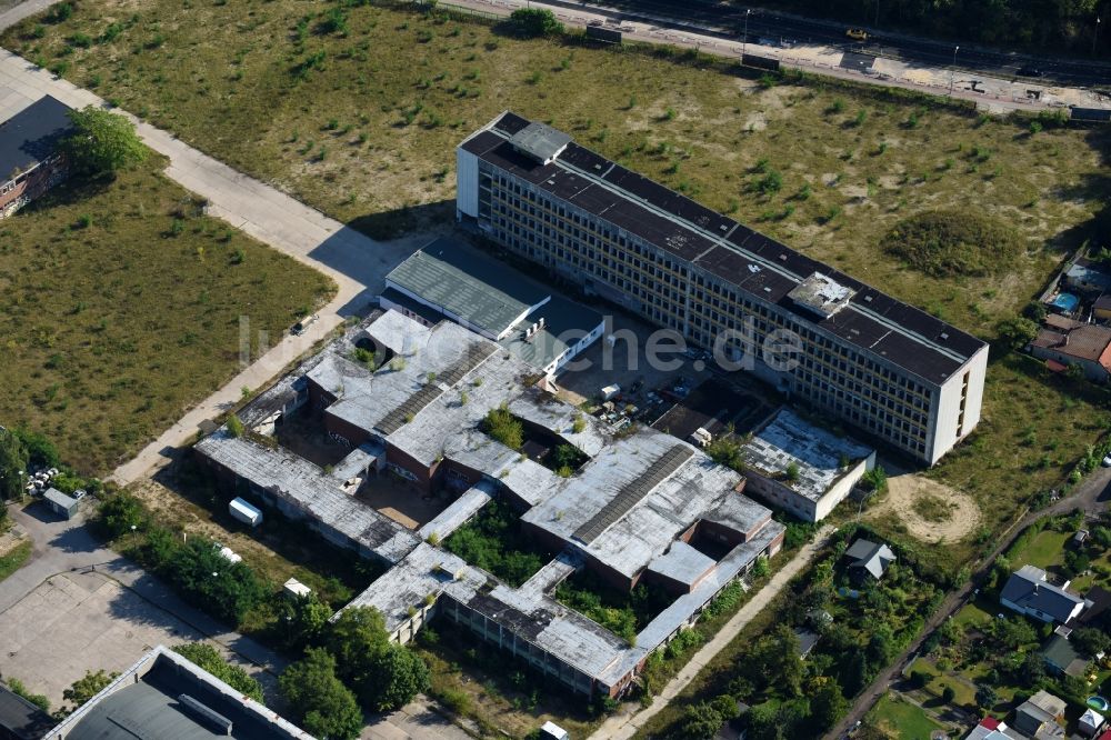 Berlin von oben - Ruine des ehemaligen Bürogebäudes- und Geschäftshaus- Gebäudes vom DDR-Rund­funk­zentrum an der Nalepastraße in Berlin, Deutschland