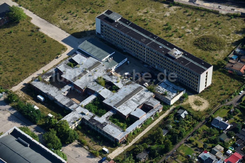 Berlin aus der Vogelperspektive: Ruine des ehemaligen Bürogebäudes- und Geschäftshaus- Gebäudes vom DDR-Rund­funk­zentrum an der Nalepastraße in Berlin, Deutschland