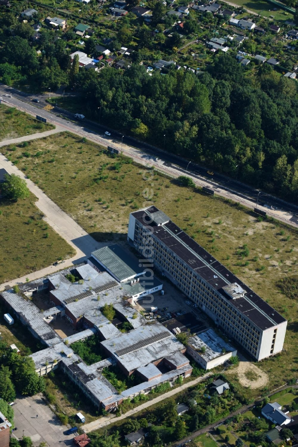 Berlin von oben - Ruine des ehemaligen Bürogebäudes- und Geschäftshaus- Gebäudes vom DDR-Rund­funk­zentrum an der Nalepastraße in Berlin, Deutschland