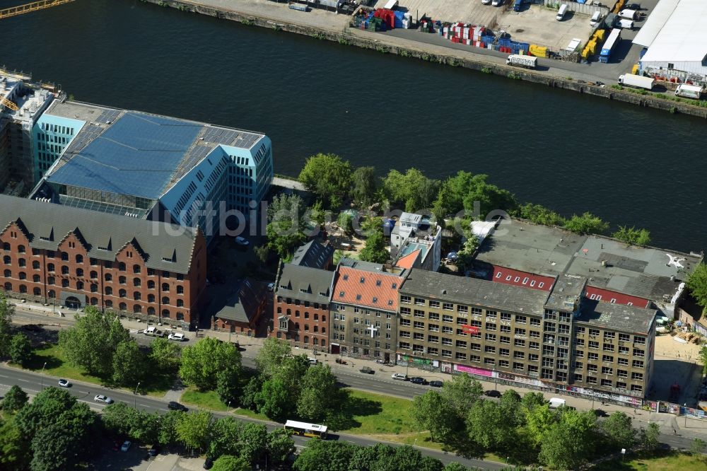 Berlin von oben - Ruine des ehemaligen Bürogebäudes- und Geschäftshaus- Gebäudes der ehemaligen GASAG am Stralauer Platz im Ortsteil Friedrichshain in Berlin, Deutschland