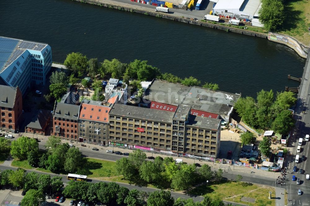 Berlin aus der Vogelperspektive: Ruine des ehemaligen Bürogebäudes- und Geschäftshaus- Gebäudes der ehemaligen GASAG am Stralauer Platz im Ortsteil Friedrichshain in Berlin, Deutschland