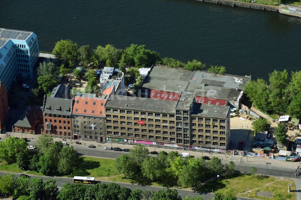 Luftbild Berlin - Ruine des ehemaligen Bürogebäudes- und Geschäftshaus- Gebäudes der ehemaligen GASAG am Stralauer Platz im Ortsteil Friedrichshain in Berlin, Deutschland