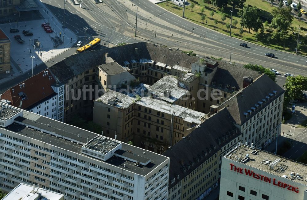 Luftaufnahme Leipzig - Ruine des ehemaligen Bürogebäudes- und Geschäftshaus- Gebäudes Willy-Brandt-Platz - Gerberstraße - Kurt-Schumacher-Straße in Leipzig im Bundesland Sachsen