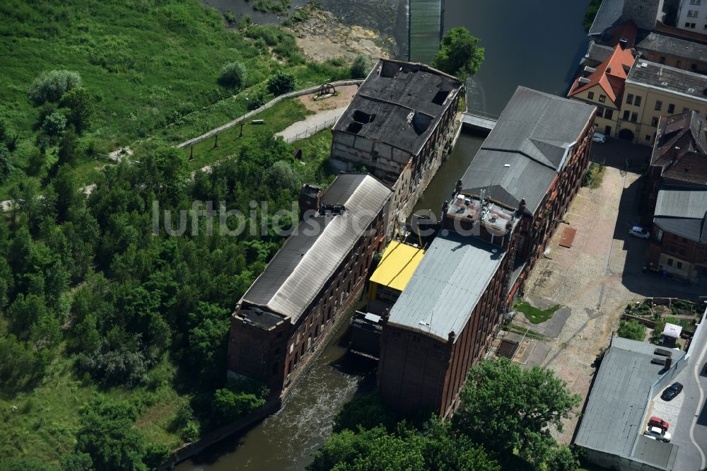 Calbe (Saale) von oben - Ruine des ehemaligen Fabrik - Gebäudes der Getreidemühle und Papierfabrik in Calbe (Saale) im Bundesland Sachsen-Anhalt