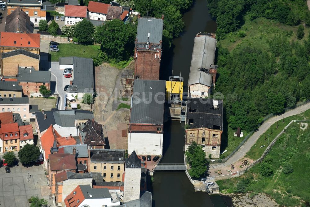 Luftaufnahme Calbe (Saale) - Ruine des ehemaligen Fabrik - Gebäudes der Getreidemühle und Papierfabrik in Calbe (Saale) im Bundesland Sachsen-Anhalt