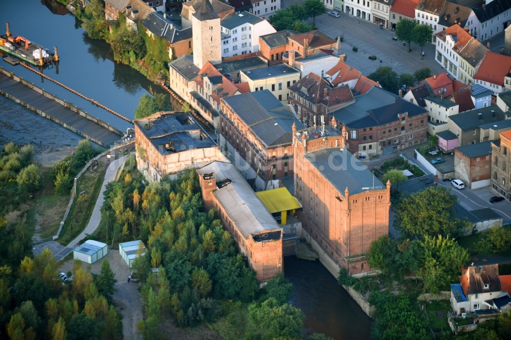 Calbe (Saale) von oben - Ruine des ehemaligen Fabrik - Gebäudes der Getreidemühle und Papierfabrik in Calbe (Saale) im Bundesland Sachsen-Anhalt