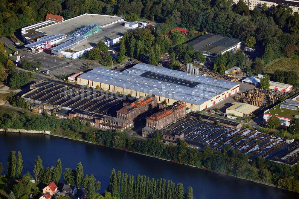 Luftaufnahme Berlin - Ruine des ehemaligen Fabrik - Gebäudes des Kombinats Kabelwerk Oberspree ( KWO ) an der Friedrichshagener Straße im Ortsteil Köpenick in Berlin, Deutschland