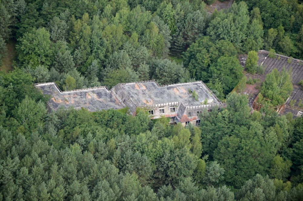 Templin aus der Vogelperspektive: Ruine des ehemaligen Hotel - Gebäudes im Waldstück des Forst Buchheide in Templin im Bundesland Brandenburg