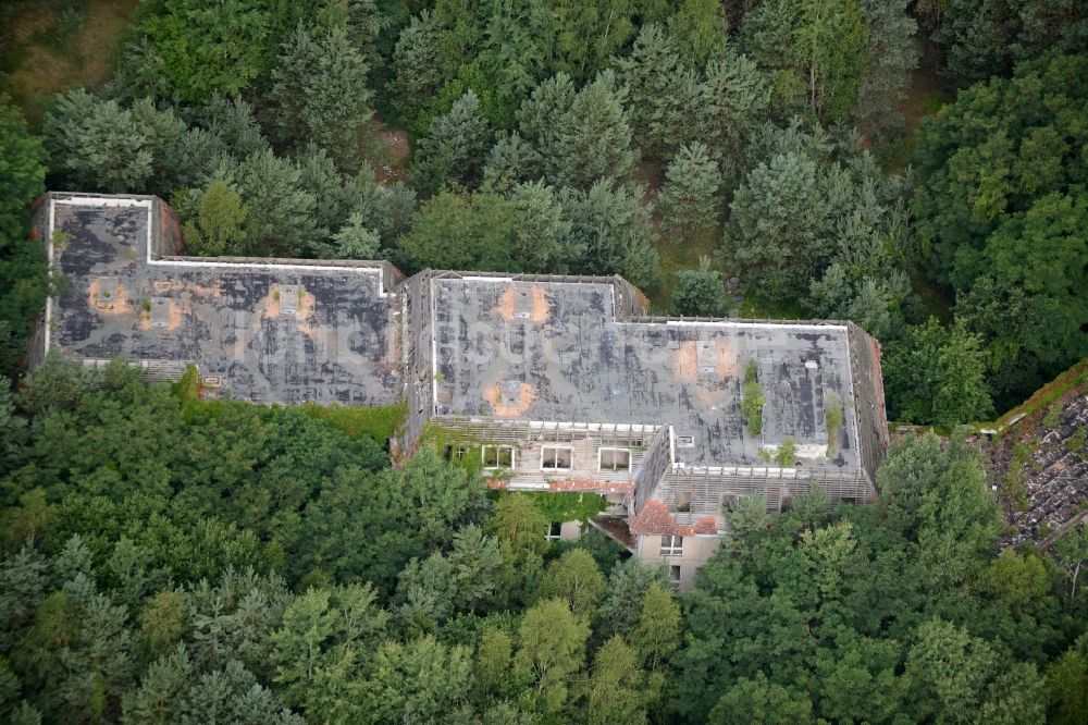 Luftaufnahme Templin - Ruine des ehemaligen Hotel - Gebäudes im Waldstück des Forst Buchheide in Templin im Bundesland Brandenburg