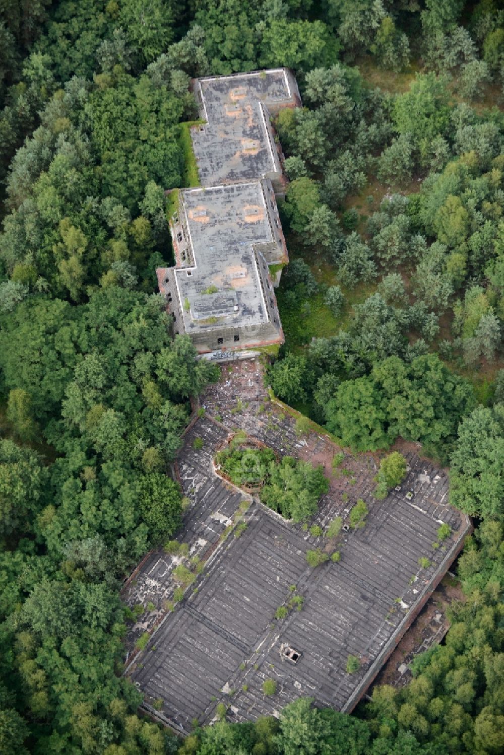 Luftbild Templin - Ruine des ehemaligen Hotel - Gebäudes im Waldstück des Forst Buchheide in Templin im Bundesland Brandenburg