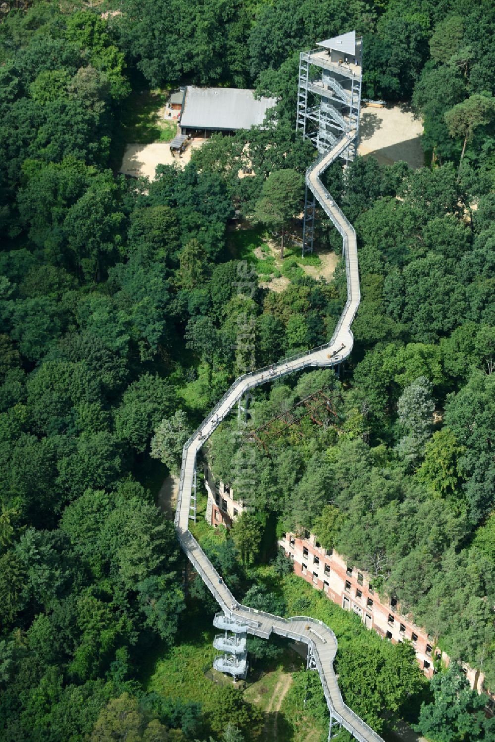 Luftbild Beelitz - Ruine des ehemaligen Klinik- und Krankenhaus - Gebäudes mit dem Baum & Zeit Baumkronenpfad in Beelitz im Bundesland Brandenburg