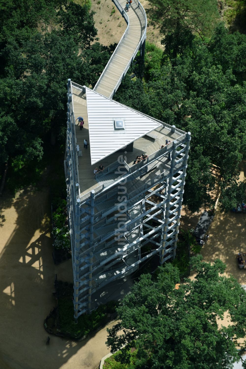 Beelitz aus der Vogelperspektive: Ruine des ehemaligen Klinik- und Krankenhaus - Gebäudes mit dem Baum & Zeit Baumkronenpfad in Beelitz im Bundesland Brandenburg