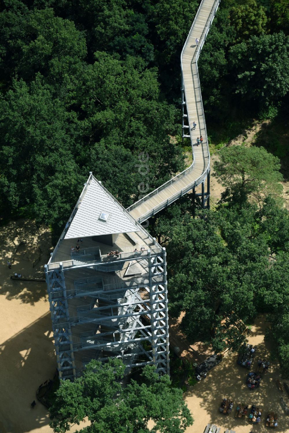 Luftbild Beelitz - Ruine des ehemaligen Klinik- und Krankenhaus - Gebäudes mit dem Baum & Zeit Baumkronenpfad in Beelitz im Bundesland Brandenburg