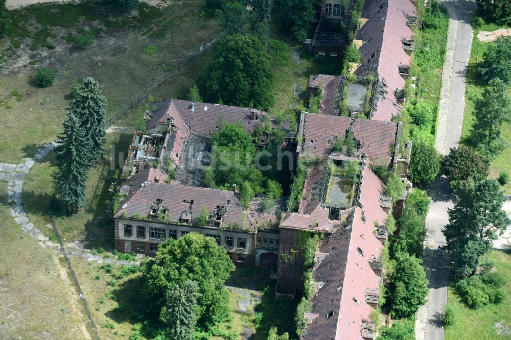 Beelitz von oben - Ruine des ehemaligen Klinik- und Krankenhaus - Gebäudes auf dem ehemaligen Militärgelände in Beelitz im Bundesland Brandenburg, Deutschland