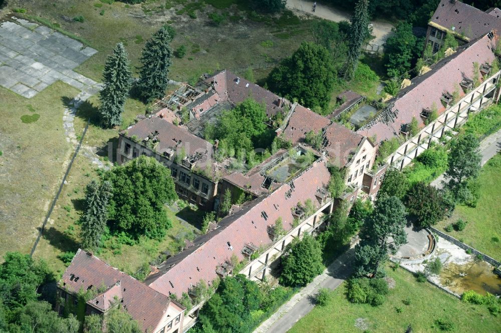 Beelitz aus der Vogelperspektive: Ruine des ehemaligen Klinik- und Krankenhaus - Gebäudes auf dem ehemaligen Militärgelände in Beelitz im Bundesland Brandenburg, Deutschland