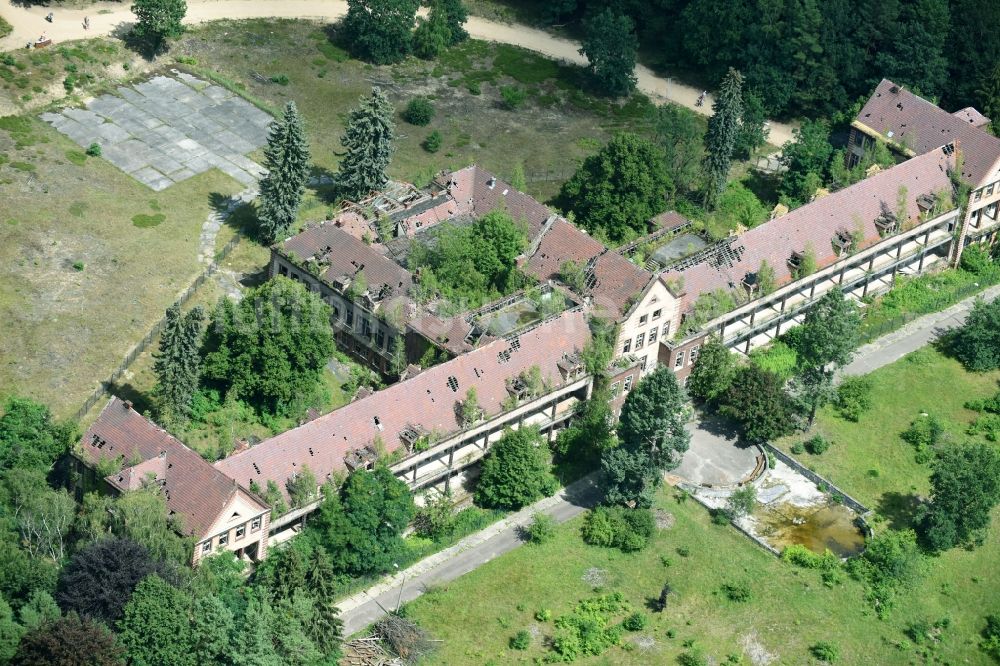 Luftaufnahme Beelitz - Ruine des ehemaligen Klinik- und Krankenhaus - Gebäudes auf dem ehemaligen Militärgelände in Beelitz im Bundesland Brandenburg, Deutschland